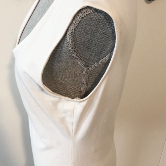 🕙 BASIC BRAND WHITE V SLEEVLESS TOP SIZE MEDIUM - Picture 3 of 8